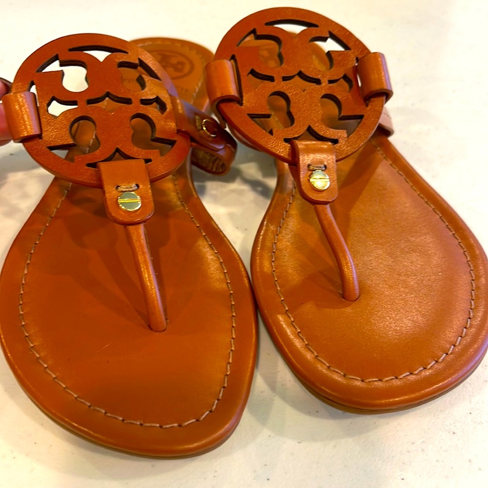 Tory Burch Flip flops tan
Size 7
New without box